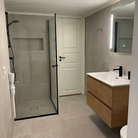 Apartment Moderne Med 2 Soverom - Naer Sentrum Arendal
